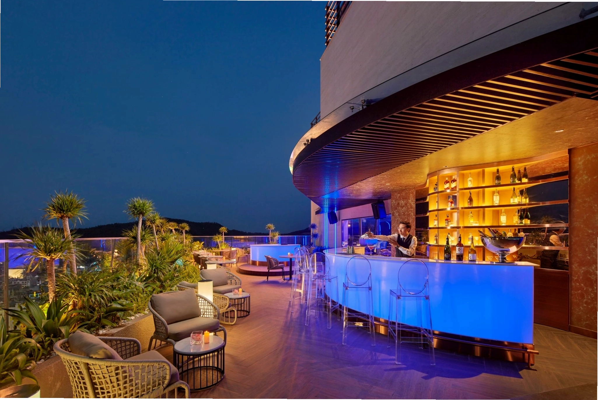 Sky Bar sang trọng tại The Watson Premium Halong Hotel