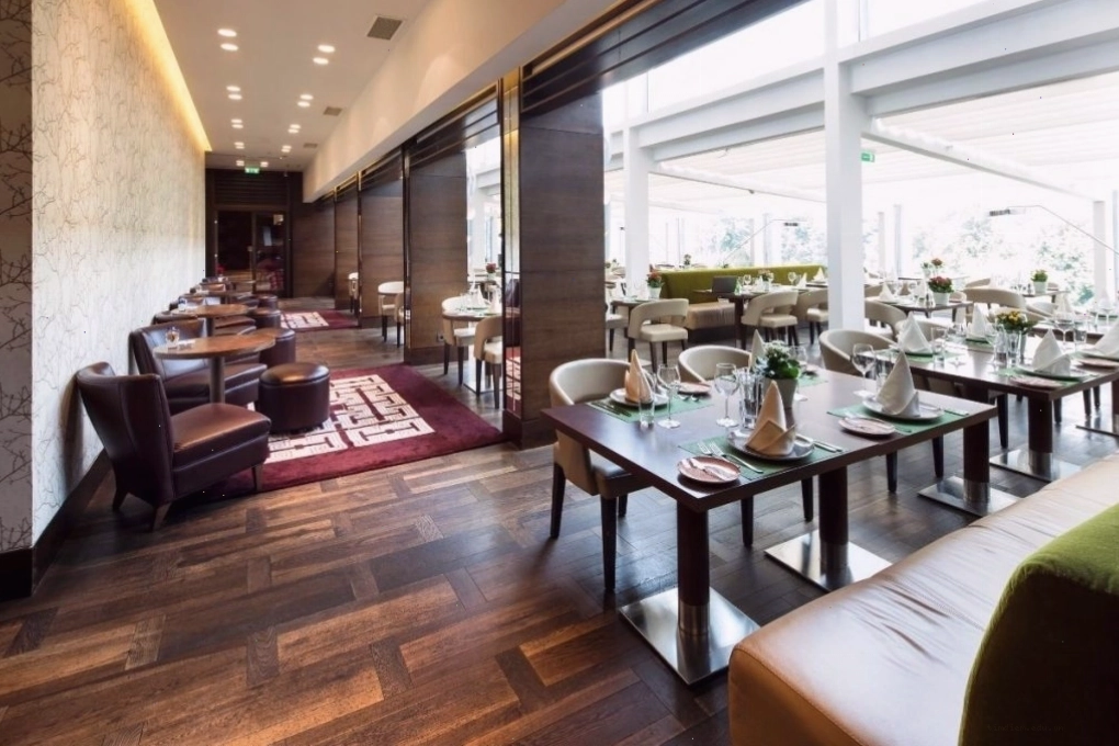 Sky View Restaurant với tầm nhìn toàn cảnh thành phố