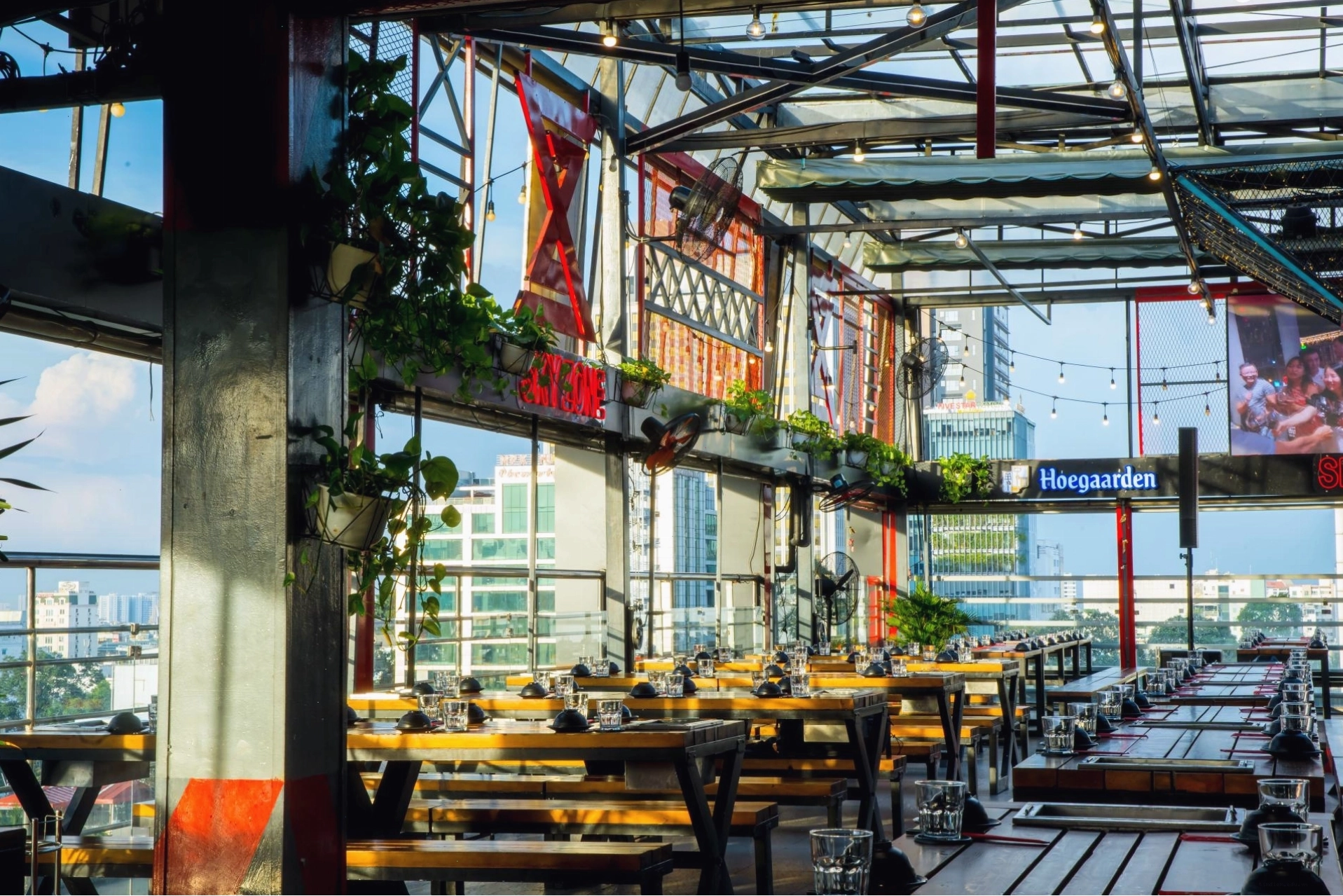 Sky Zone Rooftop Beer Garden nhìn từ trên cao