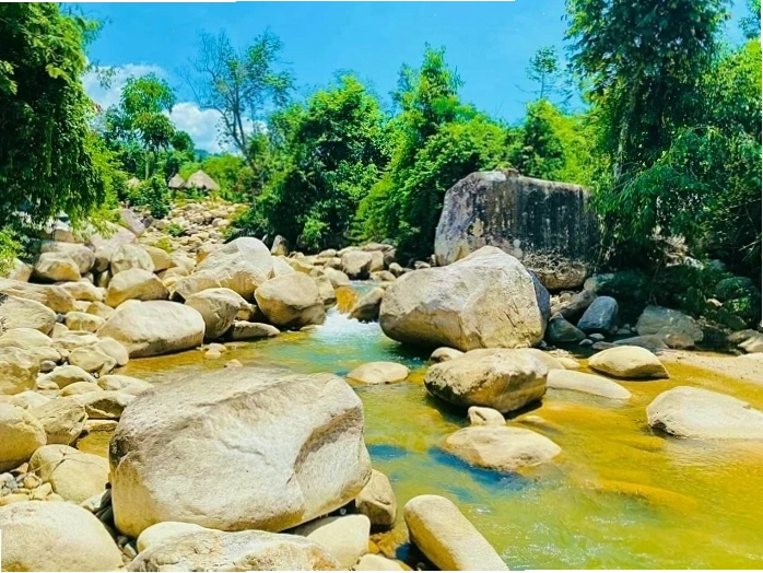 Sỏi đá dưới đáy Suối Lách