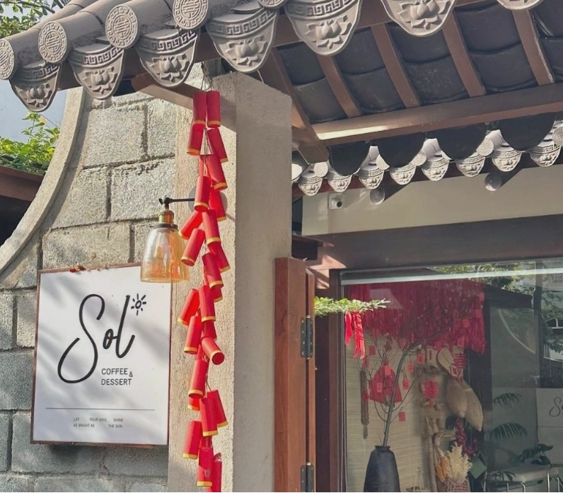 Sol Coffee & Dessert Nha Trang với thiết kế nhà Hanok và không gian xanh mát