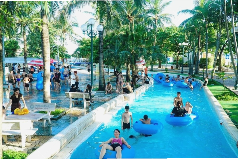 Sông lười đông nghẹt người tại công viên