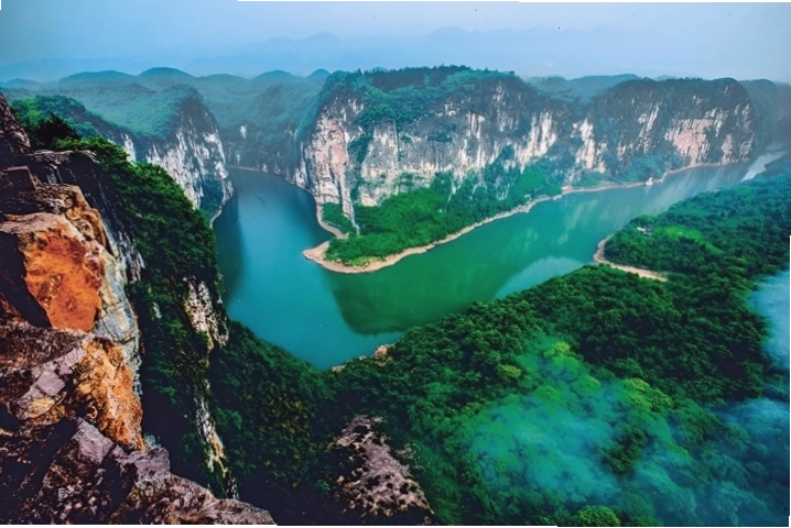 Sông Maoyan với làn nước trong xanh giữa vách núi