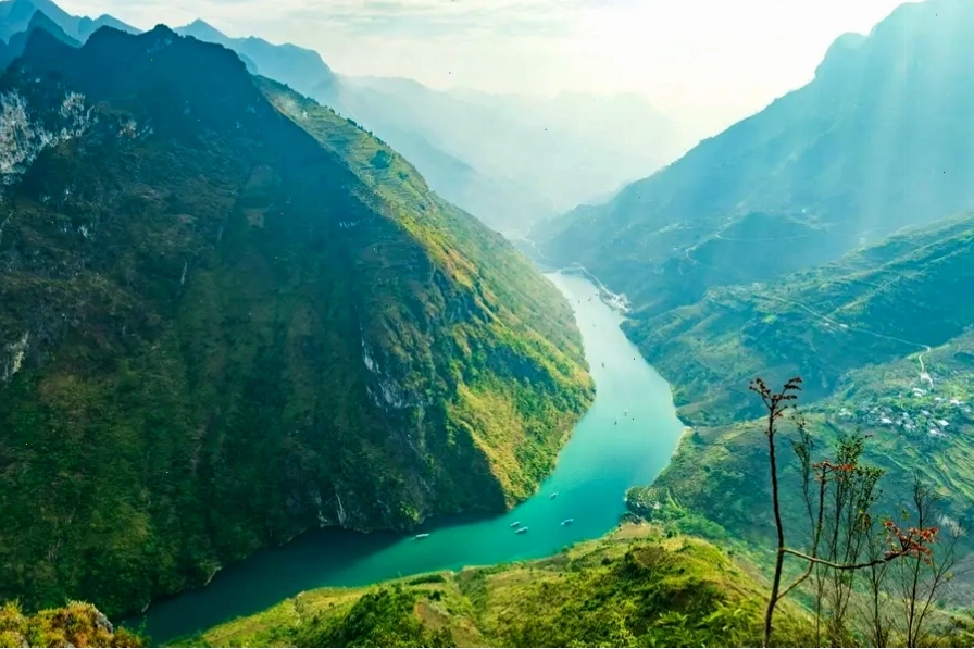 Sông Nho Quế, địa điểm du lịch Hà Giang với sắc nước xanh lục bảo