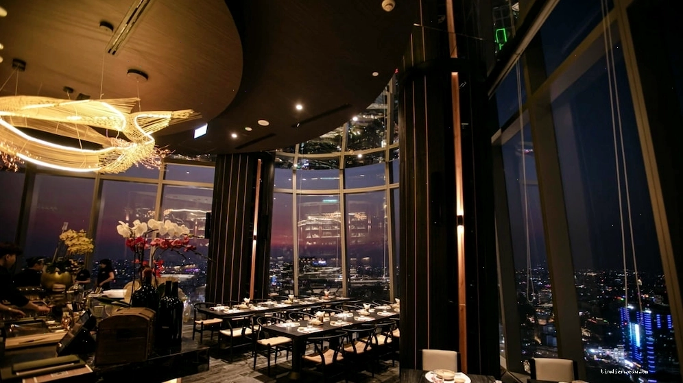 Sorae Restaurant & Lounge tọa lạc tại tầng 51 của tòa nhà Bitexco