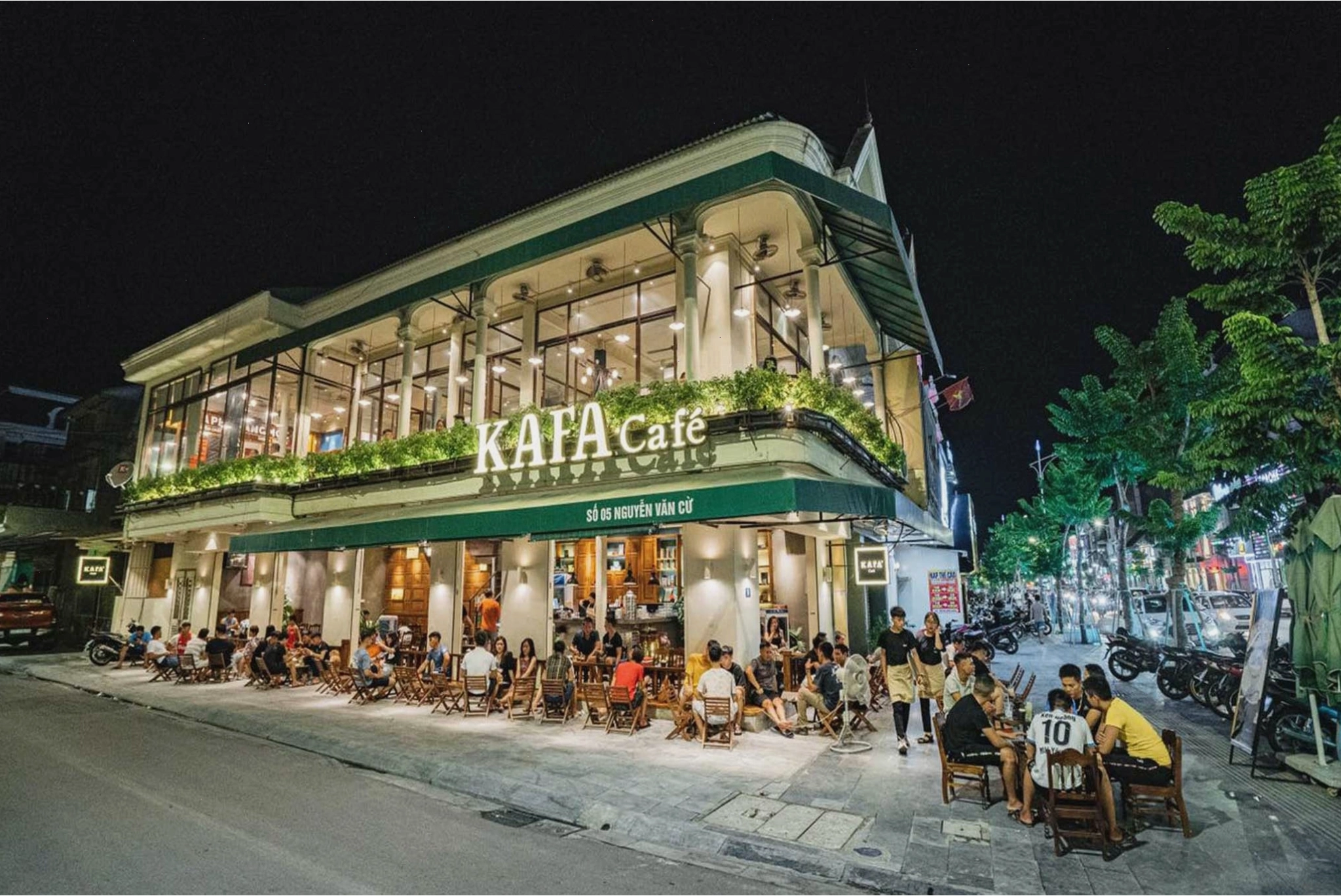 Sự kết hợp giữa ánh sáng tự nhiên và đèn trang trí tạo nên không gian ấm cúng tại Kafa Cafe