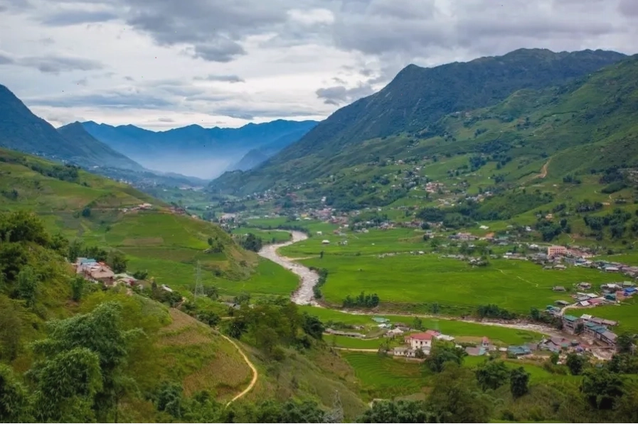 Suối Mường Hoa thơ mộng với những thửa ruộng bậc thang xanh mướt