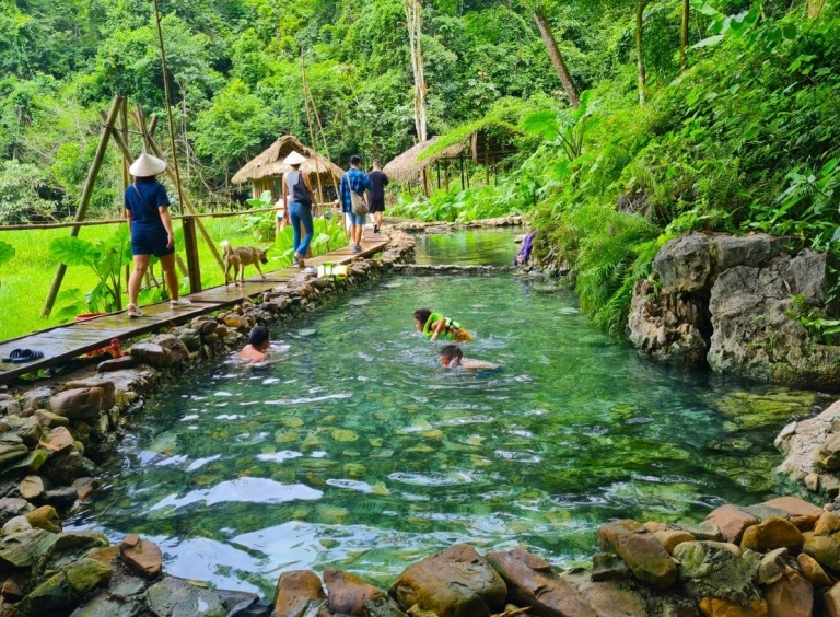 Suối nước nóng Bò Ấm điểm đến thư giãn giữa đại ngàn Hòa Bình