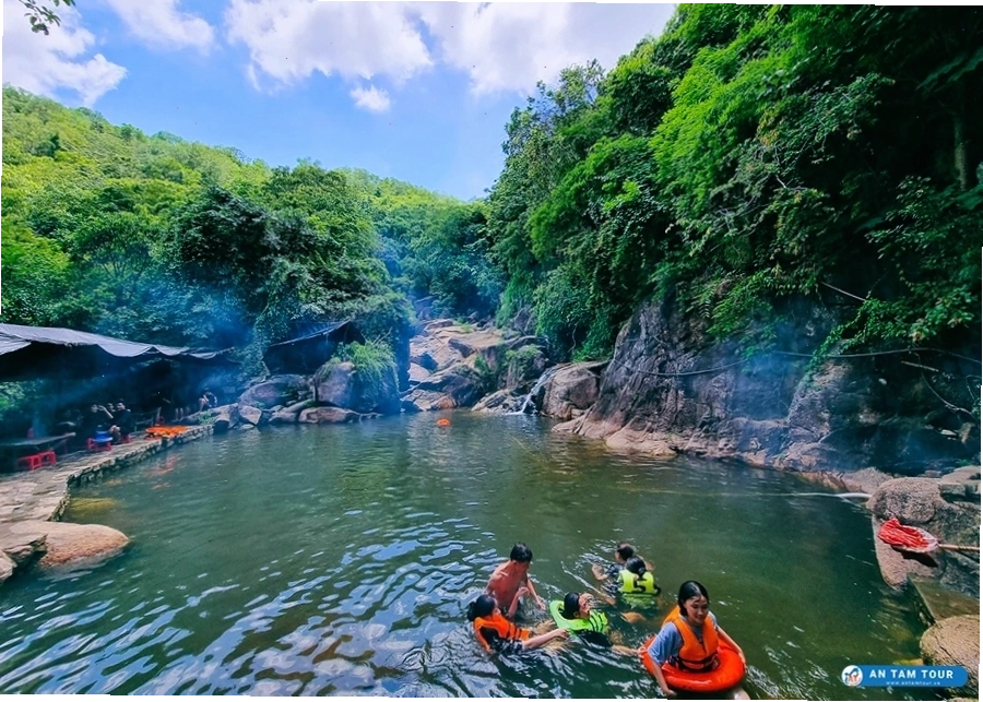 Suối Tiên Núi Dinh với dòng nước trong veo và cây cối xanh mát