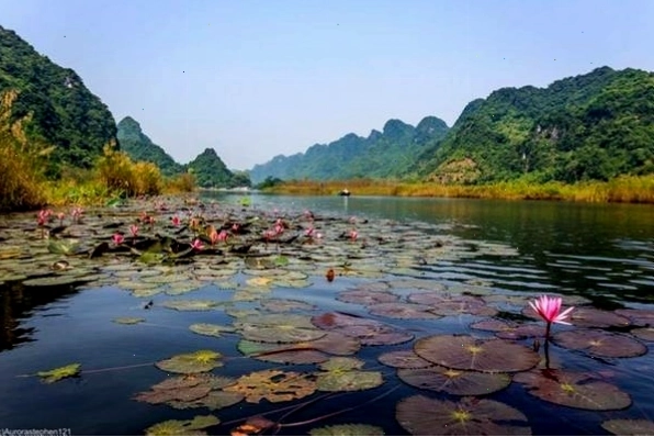 Suối Yến thơ mộng với khung cảnh núi đồi xanh mướt