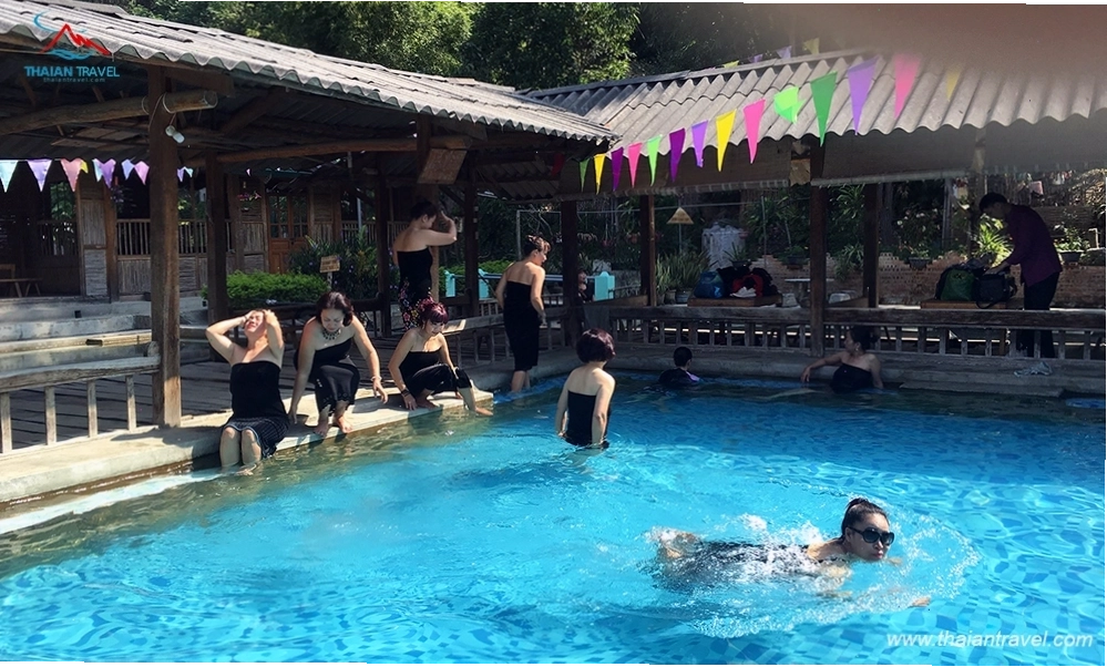 Sương sớm bao phủ suối khoáng nóng Ngọc Chiến