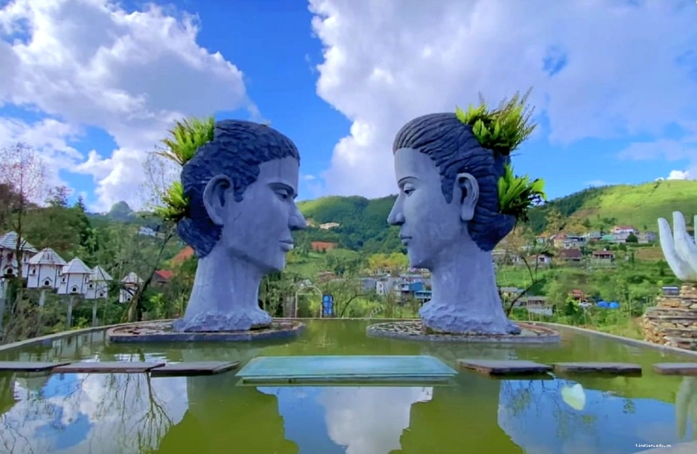 Swing Sapa với góc check-in tượng đôi nhìn ra núi đồi và bản làng Sapa