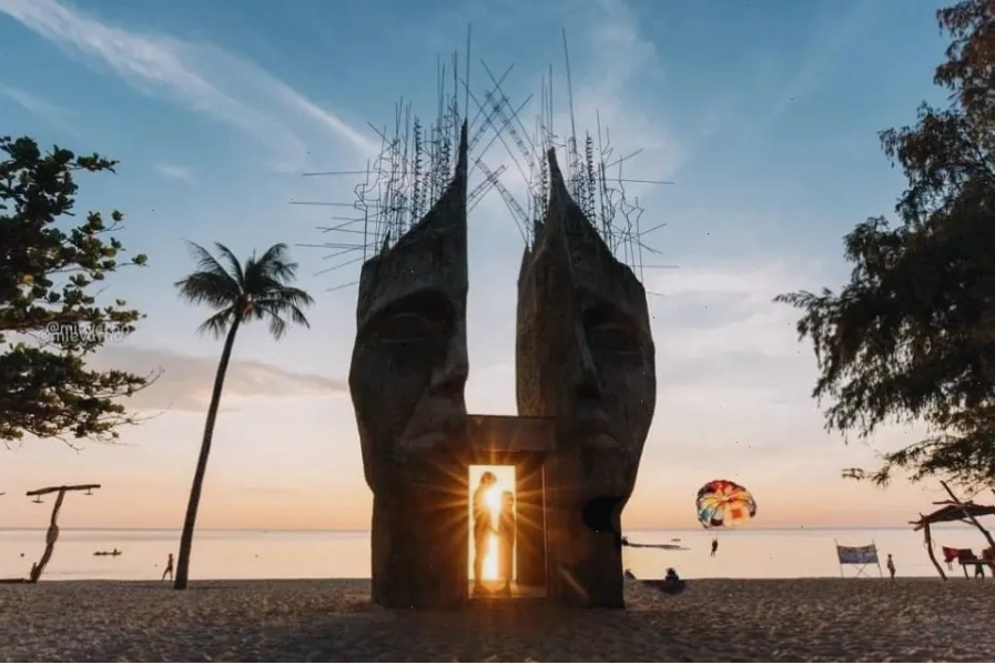 Tác phẩm nghệ thuật bên bờ biển tại Sunset Sanato Beach