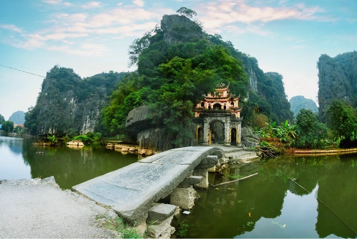 Tam Cốc - Bích Động với những cánh đồng lúa và núi đá vôi kỳ vĩ