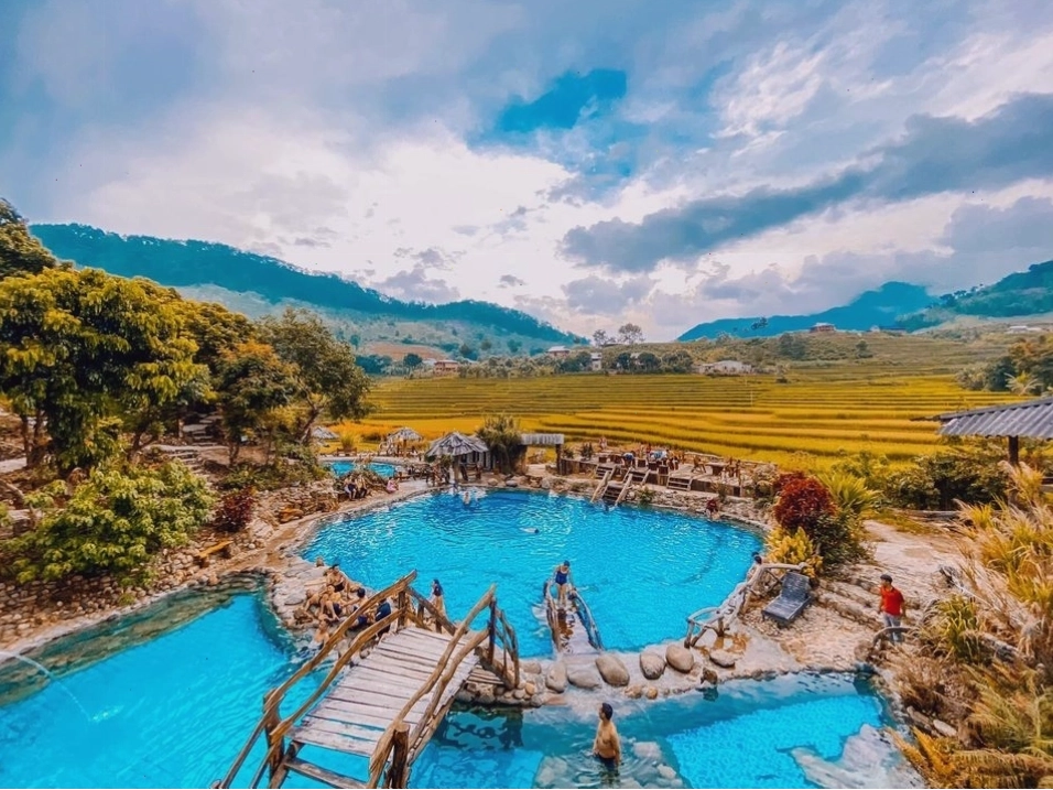 Tắm khoáng nóng giữa thiên nhiên hoang sơ tại suối nước nóng Trạm Tấu Yên Bái