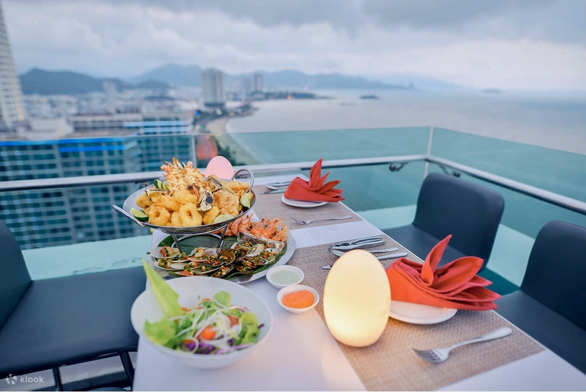 Tầm nhìn ấn tượng từ Altitude Rooftop Bar Nha Trang