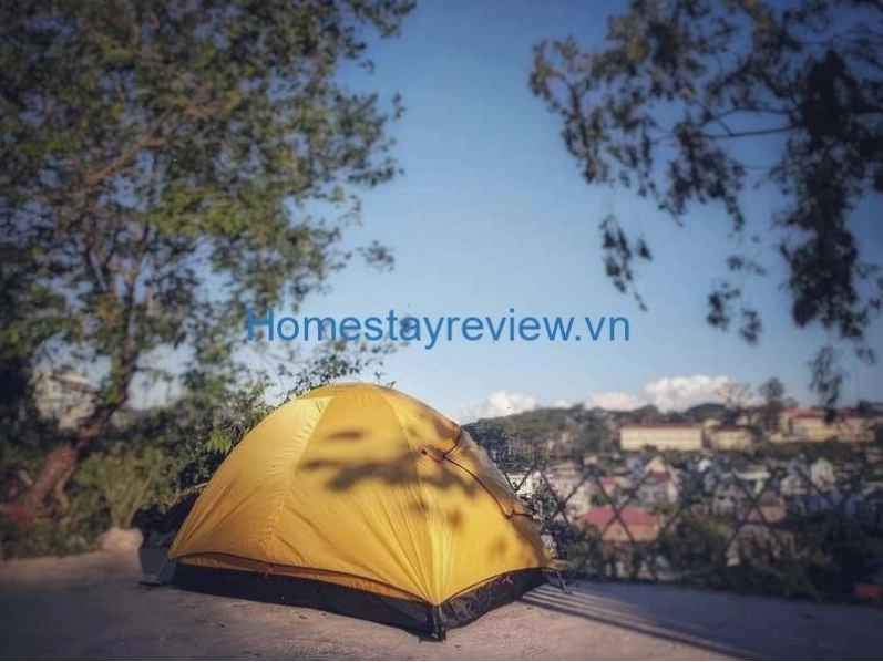 Tầm nhìn đẹp từ ban công một homestay trên đồi
