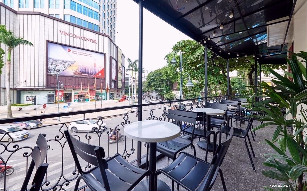 Tầm nhìn ra phố phường nhộn nhịp từ một quán cafe Bà Triệu