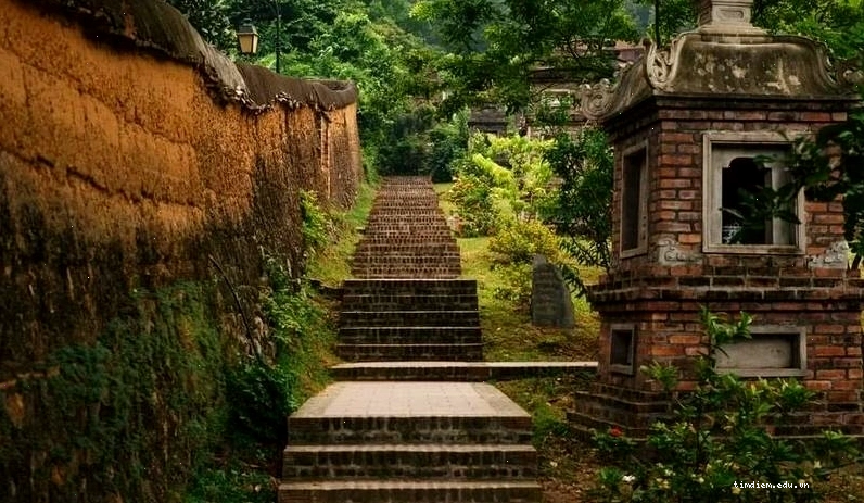 Tam quan chùa Bổ Đà với gác chuông cao vút và kiến trúc cổ kính