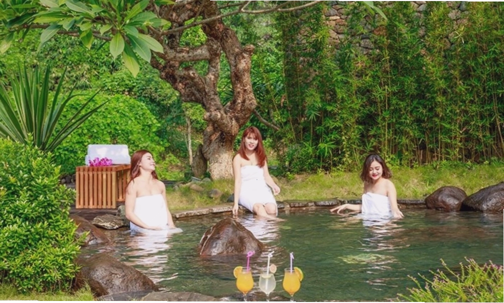 Tắm suối khoáng nóng Kim Bôi mang lại cảm giác sảng khoái