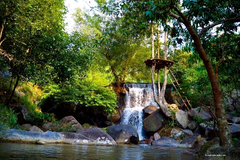 Tắm suối là hoạt động được nhiều du khách yêu thích tại khu du lịch sinh thái Suối Hoa