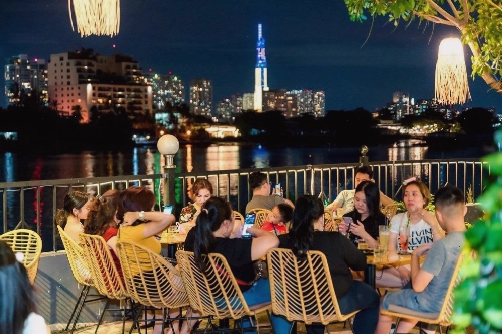 Tầm view ra sông Sài Gòn và Landmark81 từ Elysian Coffee