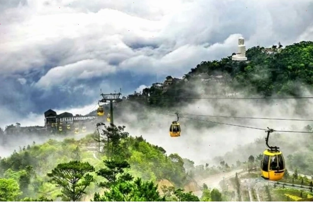 Tận hưởng khung cảnh thiên nhiên hùng vĩ từ trên cao Bà Nà Hills