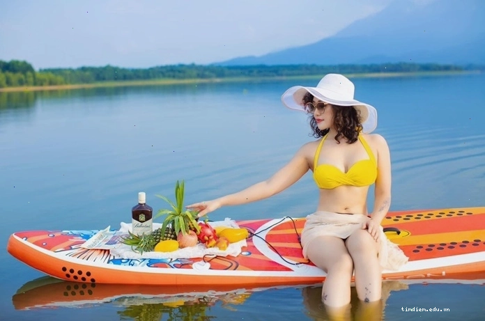 Tận hưởng làn nước mát lạnh tại bãi tắm nhân tạo hồ Suối Hai