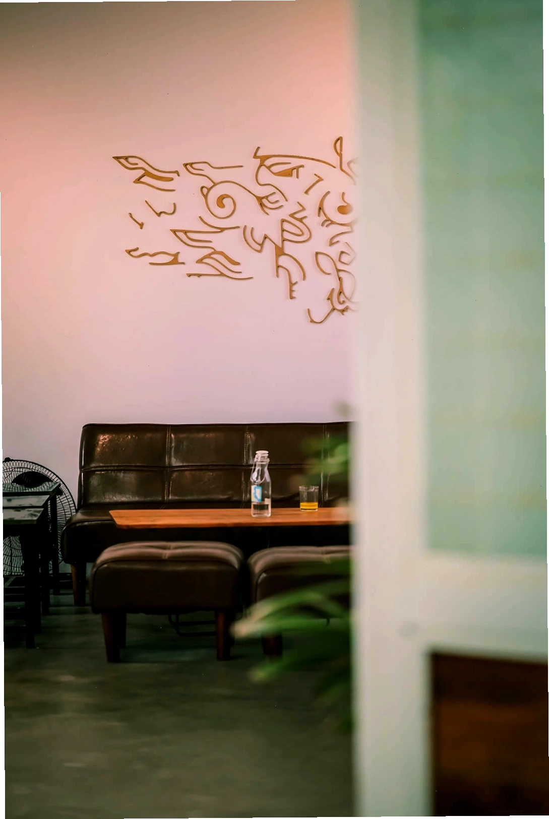 Tầng hai Àla Cafe với không gian mở thoáng đãng
