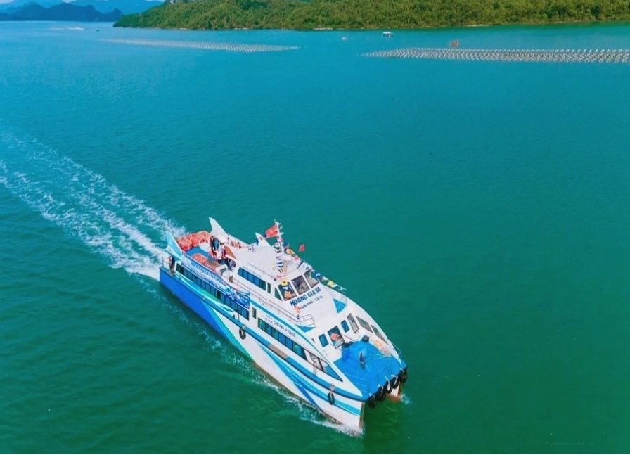 Tàu cao tốc hiện đại di chuyển nhanh chóng ra đảo Quan Lạn