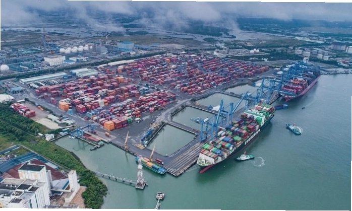 Tàu container lớn vận chuyển hàng hóa qua cảng biển Việt Nam