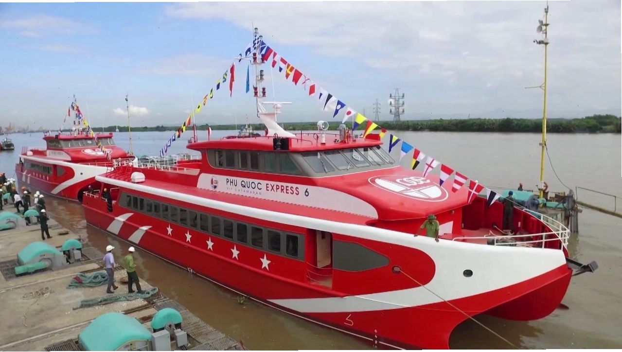 Tàu di chuyển ra đảo Hòn Sơn
