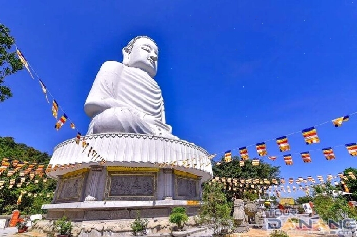 Tàu hỏa leo núi Bà Nà Hills đưa bạn tham quan chùa Linh Ứng