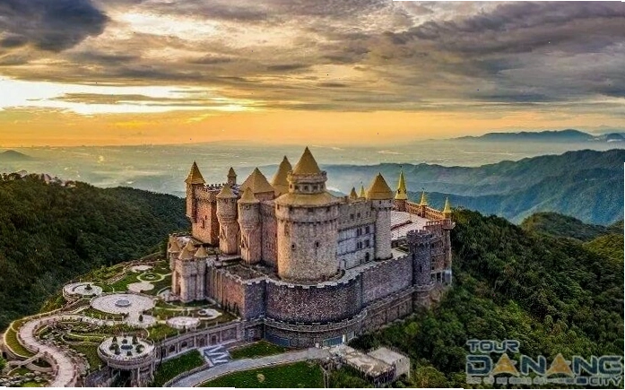 Tàu hỏa leo núi Bà Nà Hills đưa bạn tham quan lâu đài Mặt Trăng