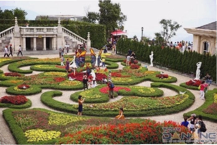 Tàu hỏa leo núi Bà Nà Hills đưa bạn tham quan vườn hoa Bà Nà