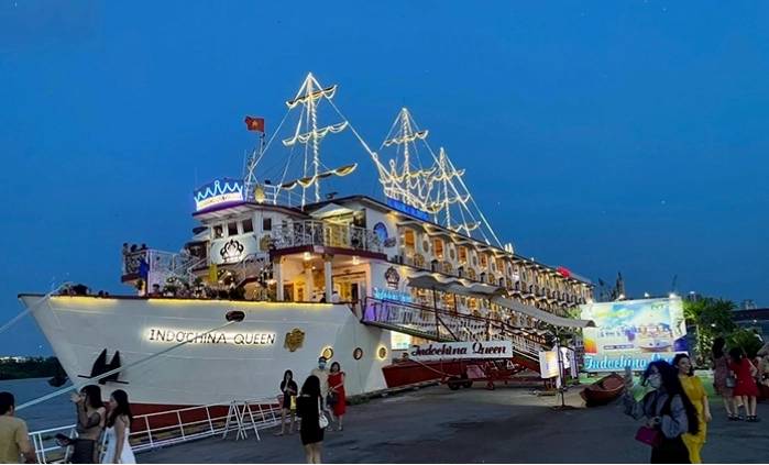 Tàu Indochina Queen với không gian lung linh về đêm