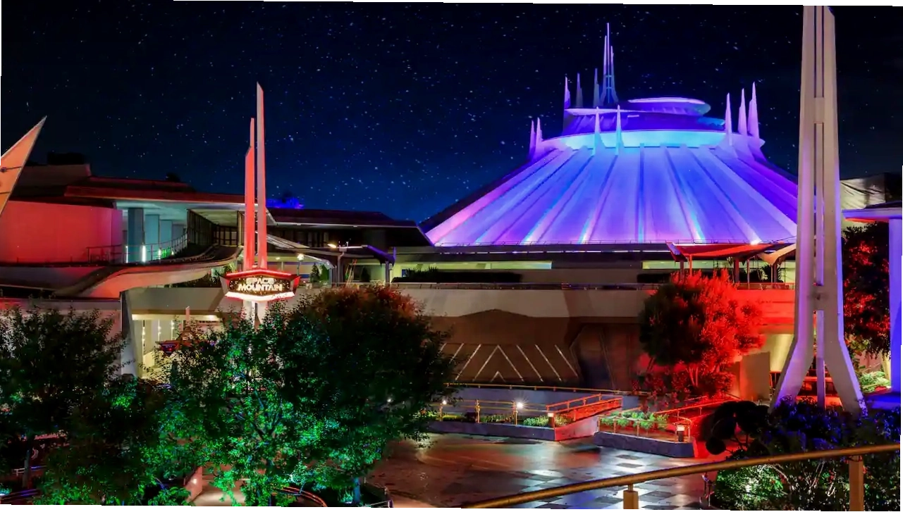 Tàu lượn Space Mountain về đêm tại Tomorrowland