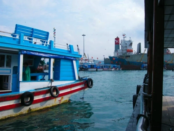 Tàu thuyền tại cảng Nha Trang