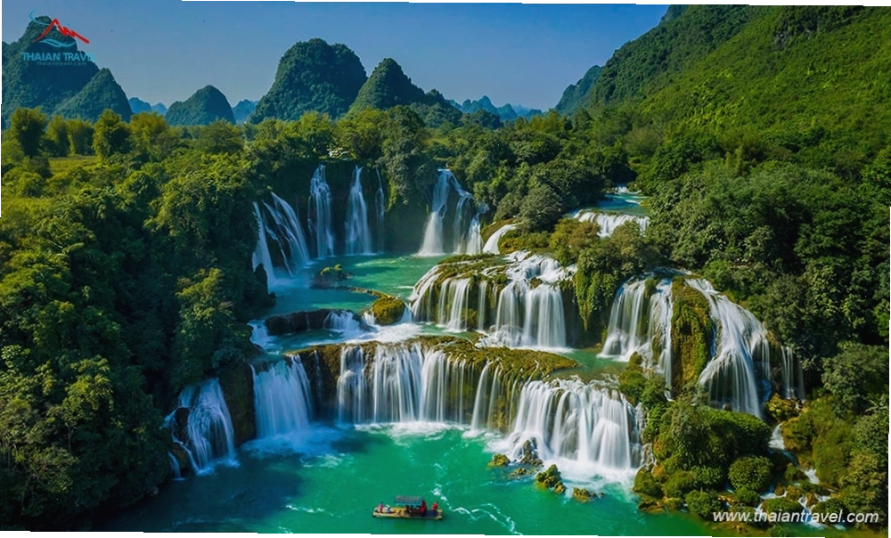 Thác Bản Giốc hùng vĩ với dòng nước trắng xóa đổ xuống