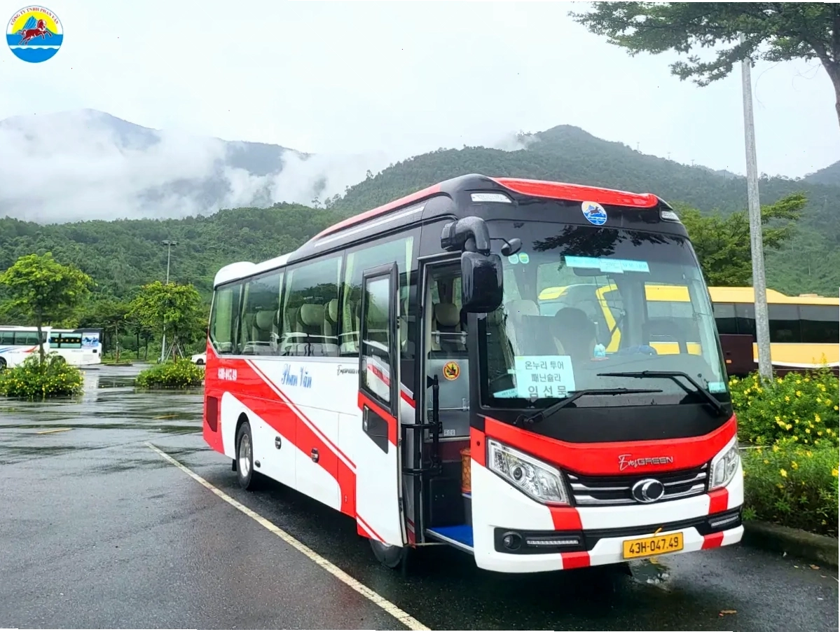 Thác Chín Tầng hùng vĩ với dòng nước đổ xuống tạo thành nhiều bậc