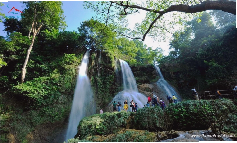 Thác Đại Yểm như dải lụa trắng mềm mại giữa núi rừng