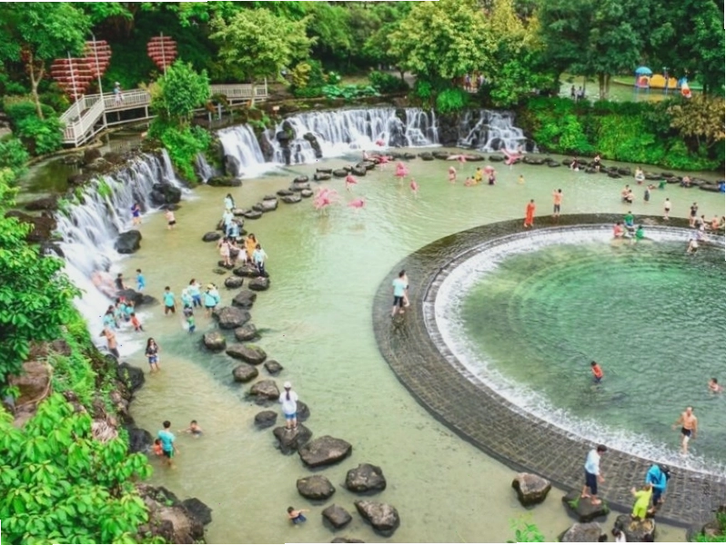Thác nước nhân tạo tại khu du lịch Thủy Châu tạo không gian mát mẻ
