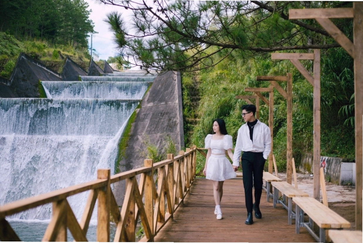 Thác nước nhỏ chảy róc rách tạo âm thanh thư giãn trong không gian Cafe Suối Mơ