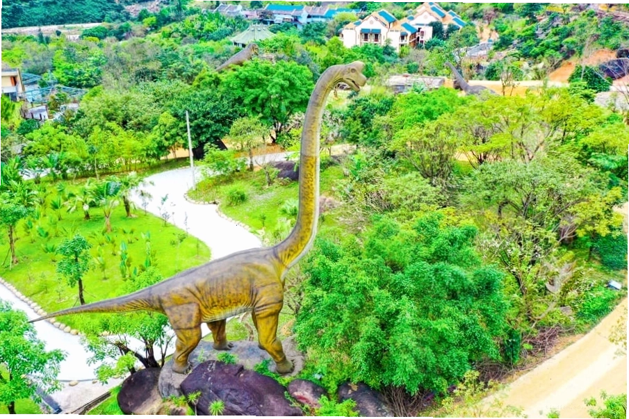Thác nước tại khu du lịch Núi Thần Tài