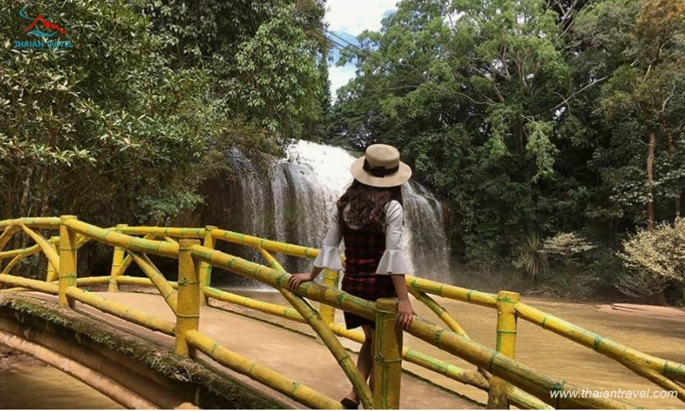 Thác Prenn với dòng nước đổ nhẹ nhàng qua các ghềnh đá