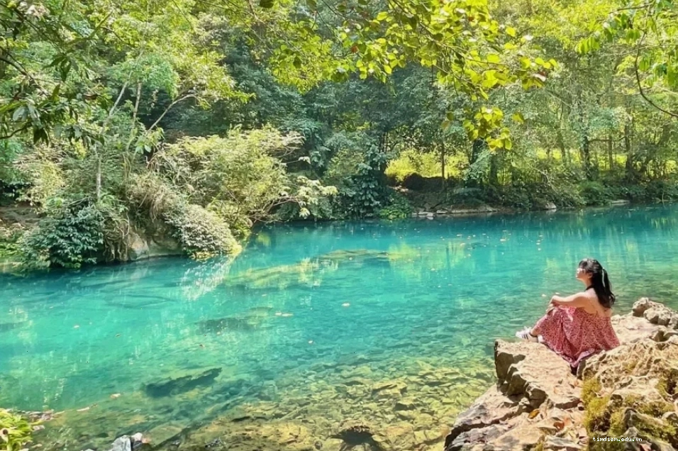 Thác Suối Lê Nin với dòng nước trong veo chảy qua các ghềnh đá
