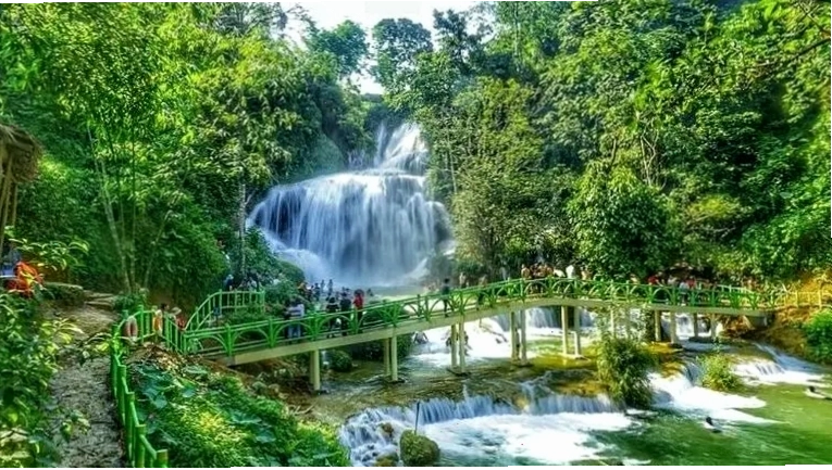 Thác Thăng Thiên hùng vĩ giữa núi rừng Hòa Bình