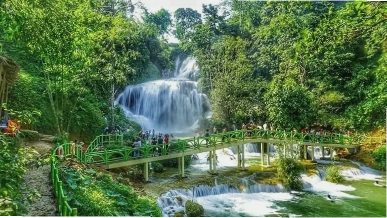 Thác Thăng Thiên với làn nước trong xanh giữa rừng cây hùng vĩ