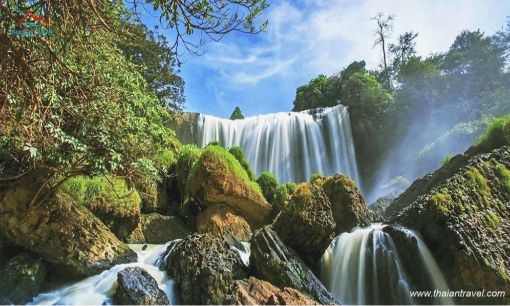 Thác Voi hùng vĩ với hai mỏm đá hai bên giống hình voi