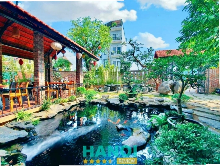 Thạch Mộc Cà Phê với thiết kế mộc mạc và hồ cá Koi